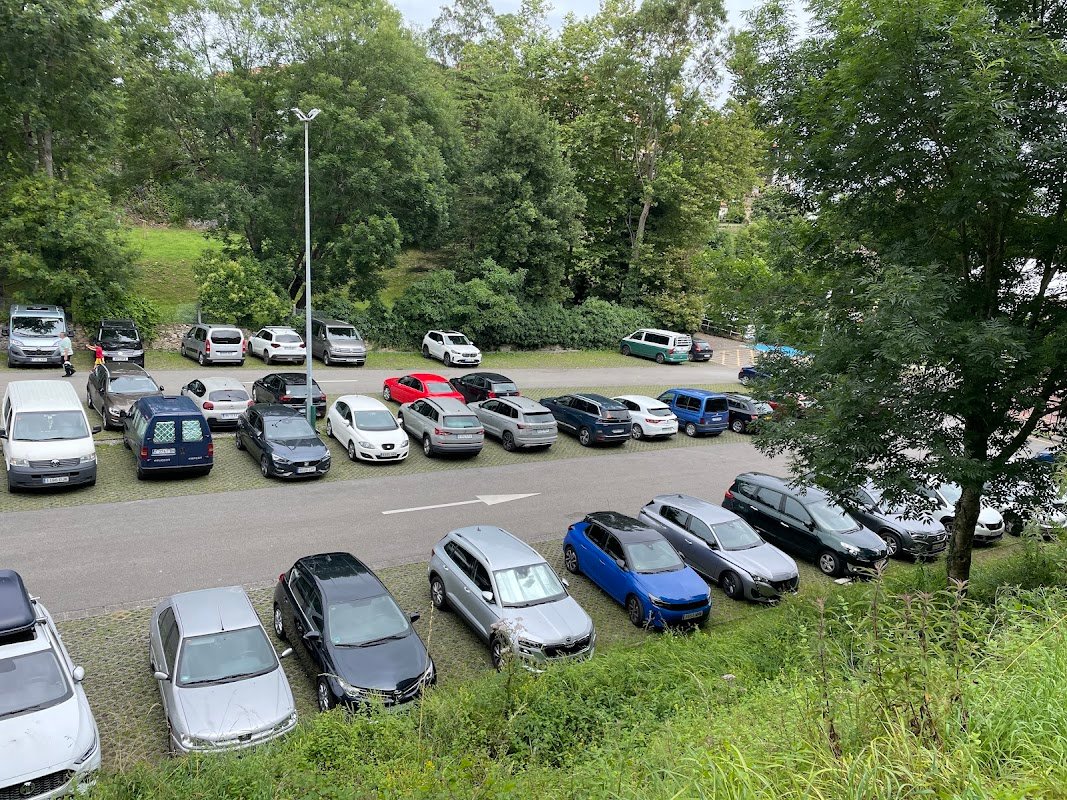 Parking gratuito del Polideportivo de Comillas, junto a la playa en Comillas (Cantabria)