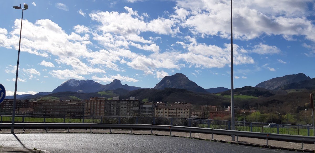 Parking junto al peaje de la autopista en Iurreta (Bizkaia) en Iurreta (Bizkaia)