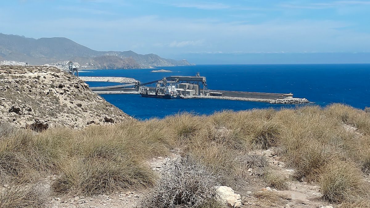 Parking gratuito en la Playa de los Muertos (Carboneras) en Carboneras (Almería)
