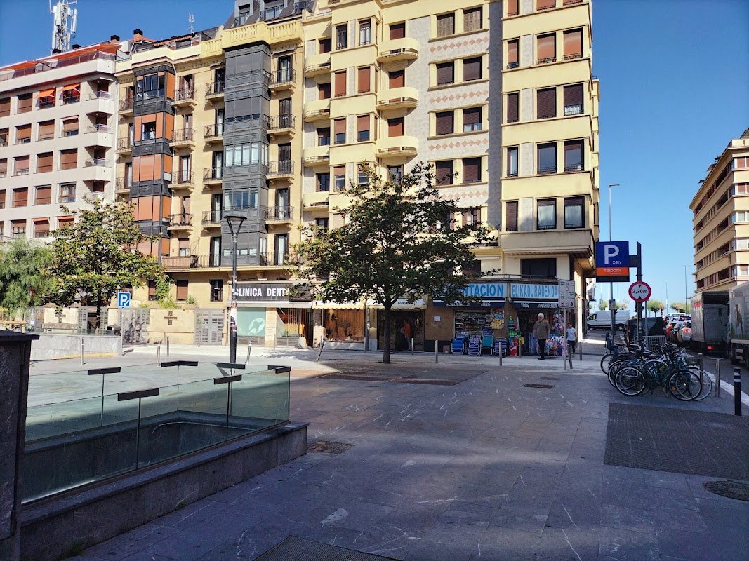Parking Plaza Cataluña en Donostia (Zurriola, 24 h) en Donostia/San Sebastián (Gipuzkoa) — foto 2 de 3