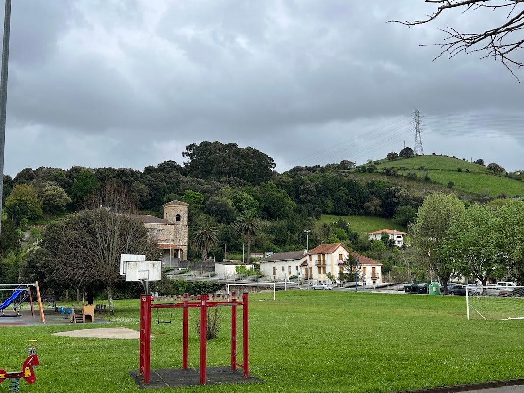Parking junto a la playa de Pobeña (Muskiz) en Muskiz (Bizkaia) — foto 2 de 2