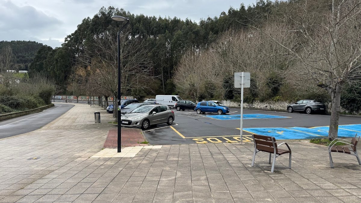 Parking gratuito junto a la playa de Pobeña (Muskiz) en Muskiz (Bizkaia)