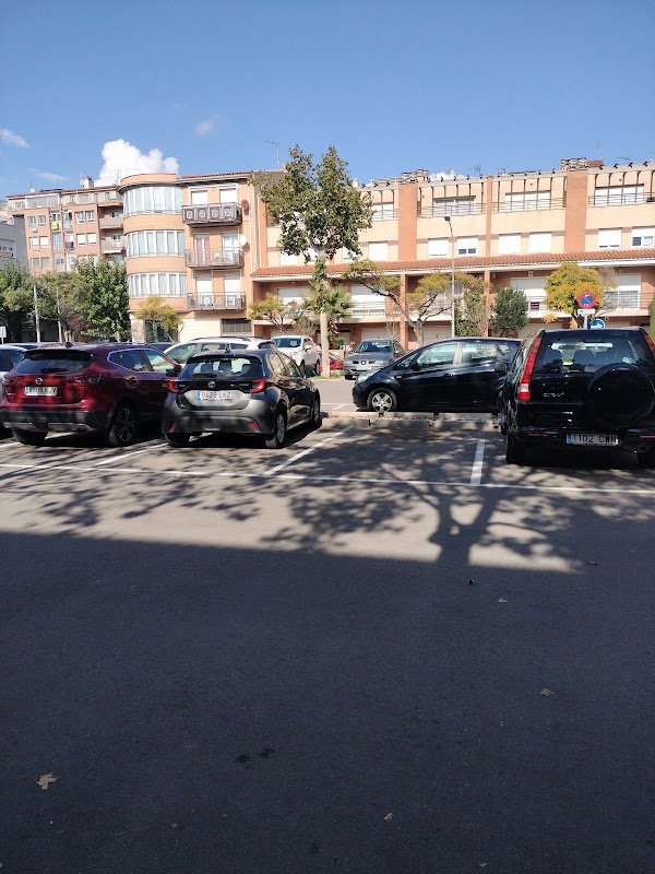 Parking público gratuito en el carrer de les Tulipes (Igualada) en Igualada (Barcelona)