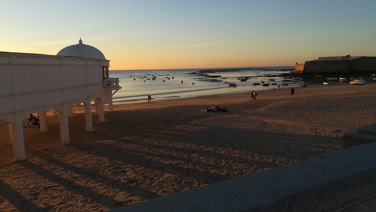 Parking Valcárcel, junto a la playa de La Caleta (Cádiz) en Cádiz — foto 3 de 4
