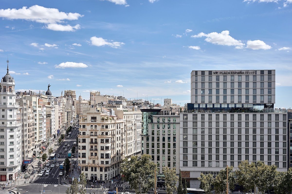 Parking del hotel VP Plaza España Design (Madrid) en Madrid