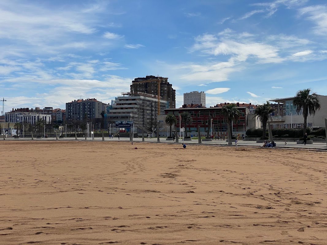 Parking Dónde aparcar la autocaravana en Gijón: playa del Arbeyal en Gijón (Asturias)