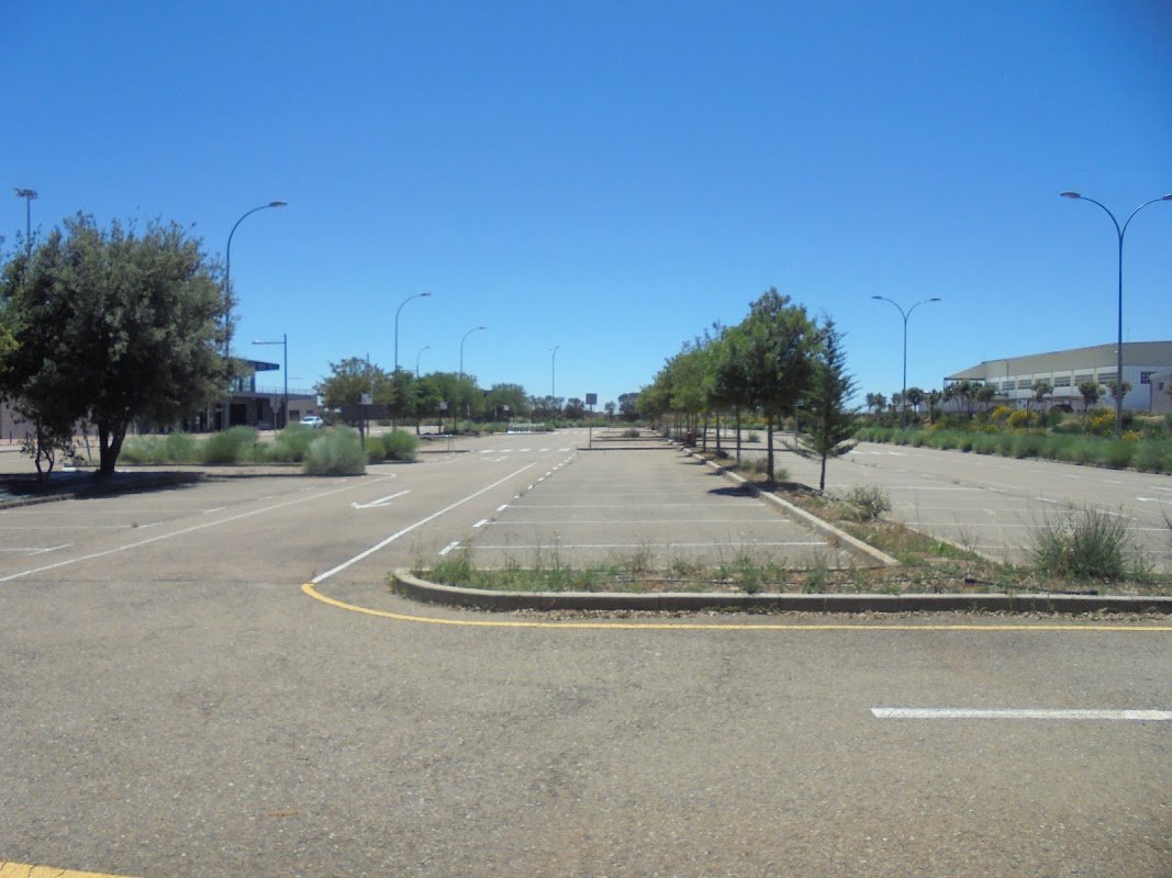 Parking General - Aeropuerto de Huesca-Pirineos (HSK) — foto 1 de 4